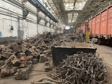 Фото 2 — Ракетные удары по Киеву: обстреляли Дарницкий вагоноремонтный завод