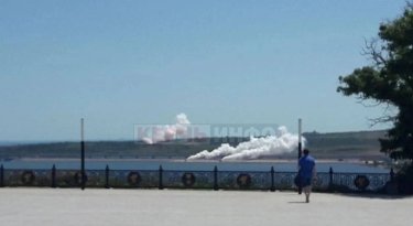 Фото 2 — Жителі Керчі повідомляють, що над Кримським мостом піднялися клуби диму
