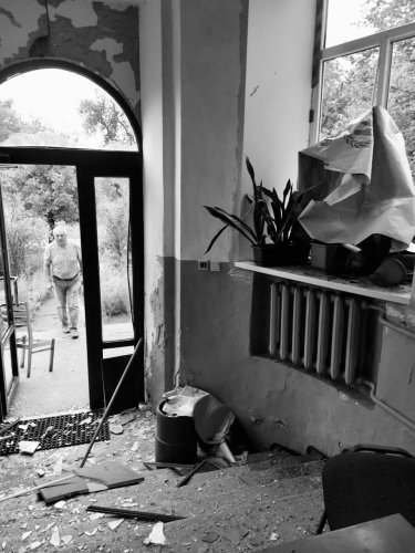 Фото 8 — В Орехове из-за массированного вражеского обстрела повреждены десятки домов, есть погибшая (ФОТО)