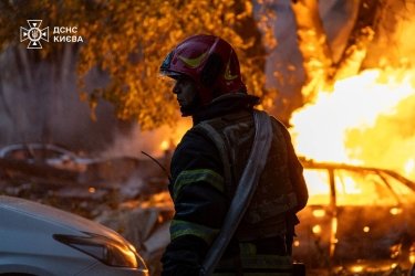 Фото 3 — РФ атакувала Київ дронами та ракетами: пошкоджені будинки та залізнична інфраструктура (ФОТО)