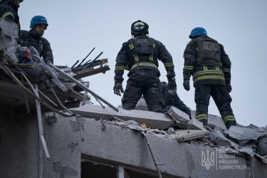 Фото 19 — В Славянске в результате ракетного обстрела частично разрушена пятиэтажка: погибло восемь человек (ФОТО, ВИДЕО)