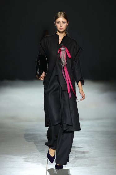 Фото 30 — Ukrainian Fashion Week SS27: ремесло, реконструкция и показ в укрытии