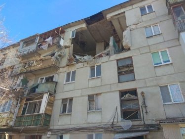 Фото 2 — Войска РФ усиленно обстреливают агломерацию Северодонецка: повреждено более 20 зданий, есть погибшие (ФОТО)