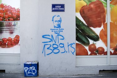 Фото 4 — Как рисуют Путина граффитчики на стенах домов и заборов Европы (фото)