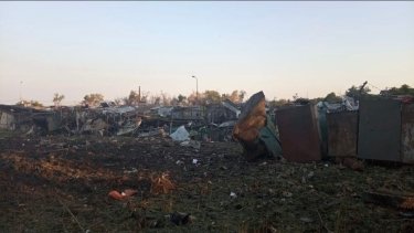 Фото 4 — Оккупанты нанесли авиаудар и обстреляли поселок под Херсоном: есть раненые (ФОТО)