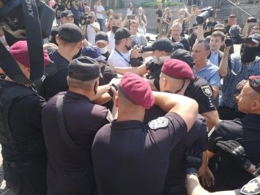 Фото 22 — В Киеве разгромили скандальную выставку на Аллее Небесной Сотни: есть задержанные (ФОТО)