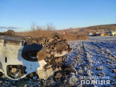 Фото 4 — В Харьковской области микроавтобус с людьми улетел с трассы и перевернулся: есть погибшие