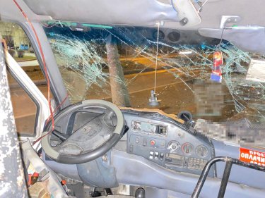 Фото 5 — В Запорожье маршрутка врезалась в столб: пострадали 14 человек, водитель сбежал