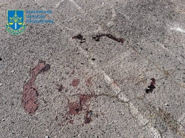 Фото 2 — В Херсонской области рашисты обстреляли людей, стоящих в очереди за гуманитаркой (ФОТО)