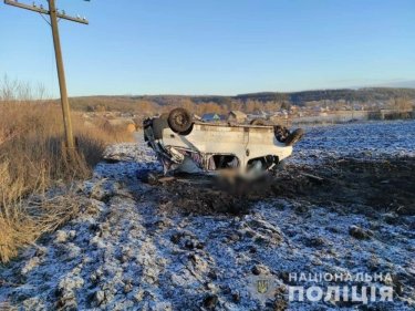 Фото 2 — В Харьковской области микроавтобус с людьми улетел с трассы и перевернулся: есть погибшие