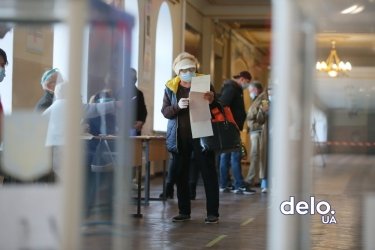 Фото 11 — День выборов: как Украина голосует во время пандемии (ФОТОРЕПОРТАЖ)