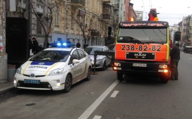 Фото 2 — В Киеве возобновлена эвакуация автомобилей, припаркованных с нарушением ПДД