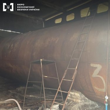 Фото 6 — В Днепропетровской области нашли нелегальный спиртзавод: потери от него оценивают в 4 миллиарда гривен (ФОТО)