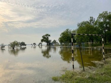 Фото 2 — В Николаеве после подрыва Каховской ГЭС продолжает подниматься уровень Южного Буга: какова ситуация с берегами (ФОТО)