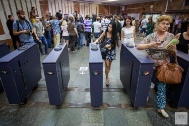 Фото 7 — QR-билеты против жетонов: в киевском метро тестируют новую систему оплаты (фото)
