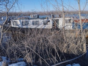 Фото 2 — С затопленной в Рени румынской баржи откачали воду, она уже в мореходном состоянии – АМПУ