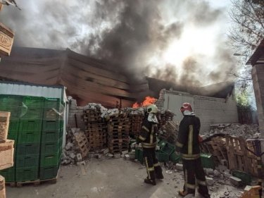 Фото 4 — В Киеве произошел крупный пожар на складе транспортной компании (ФОТО)