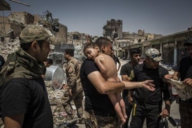Фото 2 — World Press Photo назвал лучший снимок года: фото горящего венесуэльского демонстранта