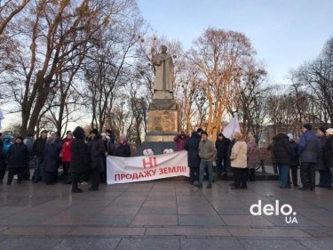 Фото 4 — Протестовавшие под Радой оставили после себя битую брусчатку и мусор (ФОТО, ВИДЕО)