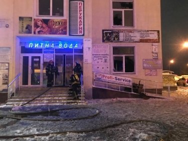 Фото 2 — В Киеве на Троещине горел торговый центр, есть жертвы (ФОТО)
