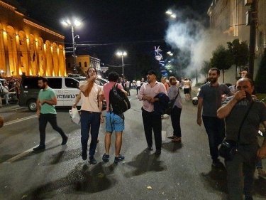 Фото 2 — Полиция провела "зачистку" под парламентом Грузии: в людей стреляли резиновыми пулями
