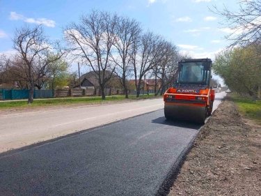 Фото 2 — Ремонт доріг в Україні: за добу ліквідовано 91 тис. кв. м пошкоджень на державних трасах