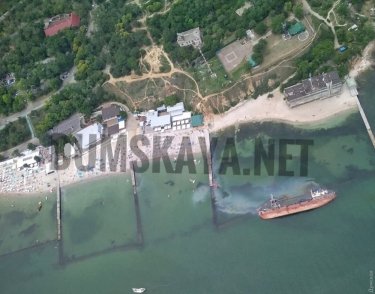 Фото 2 — Из затонувшего танкера Delfi у одесского пляжа вылилось топливо (ФОТО)
