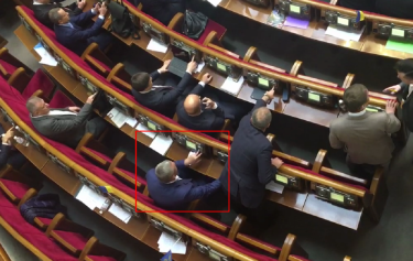 Фото 2 — Первый пошел: "Честно" поймало внефракционного нардепа на кнопкодавстве (ФОТО, ВИДЕО)