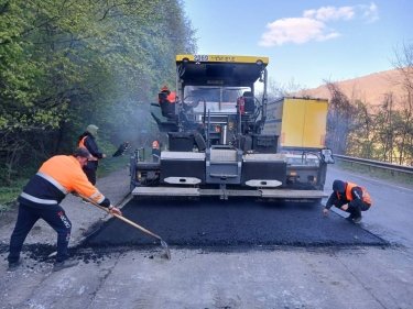 Фото 8 — Ремонт доріг в Україні: за добу ліквідовано 91 тис. кв. м пошкоджень на державних трасах