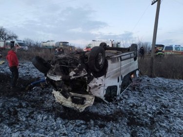 Фото 5 — В Харьковской области микроавтобус с людьми улетел с трассы и перевернулся: есть погибшие