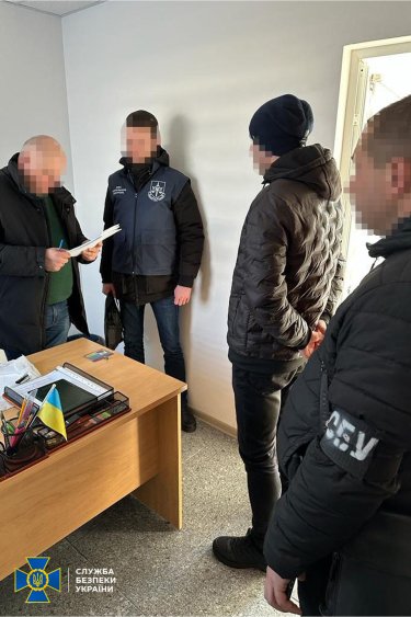Фото 5 — Злоупотребления на Житомирской таможне: 5 инспекторов таможенного поста получили подозрения (ФОТО)