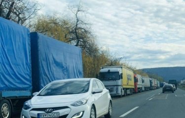 Фото 3 — На границе Украины и Словакии образовались километровые пробки из грузовиков (ФОТО)
