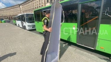 Фото 20 — На Майдане произошли столкновения SaveФОП и силовиков: хотели пронести к ОП гроб с венками