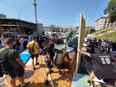 Фото 5 — В Киеве разгромили скандальную выставку на Аллее Небесной Сотни: есть задержанные (ФОТО)