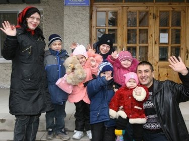 Фото 36 — "Народным героем -2011" стала семья, усыновившая семь ВИЧ-позитивных детей (ФОТО)