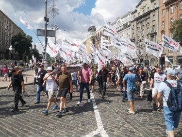Фото 18 — На Майдане произошли столкновения SaveФОП и силовиков: хотели пронести к ОП гроб с венками
