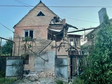Фото 4 — Россияне атаковали из "Градов" Днепропетровщину: уничтожили дом, повредили 104 солнечные панели и ранили женщину