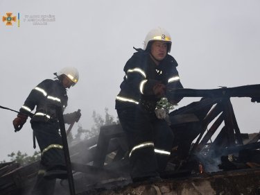 Фото 4 — В Николаеве из-за вражеского обстрела частного сектора разрушен дом (ФОТО)