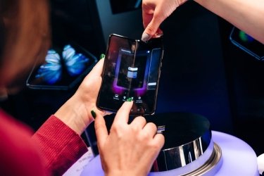 Фото 3 — Samsung представил в Украине свой флагман — смартфон с гибким экраном за 57 тысяч грн