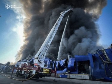 Фото 6 — Удар по складам "Эпицентра" под Киевом: пожар тушили более 10 часов