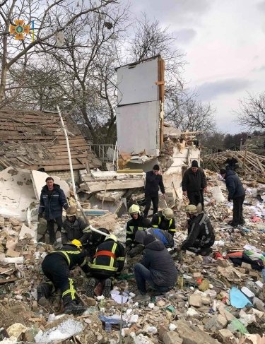 Фото 2 — В селе к югу от Киева из-за обстрела погибли пять человек, разрушены дома (ФОТО)