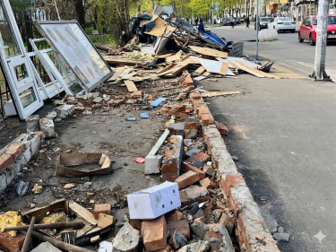 Фото 2 — В Киеве ежедневно демонтируют около пяти МАФов и других объектов благоустройства
