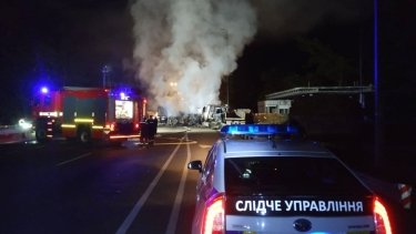 Фото 4 — В Киеве столкнулись фура и легковушка, погибли три человека (ФОТО, ВИДЕО)
