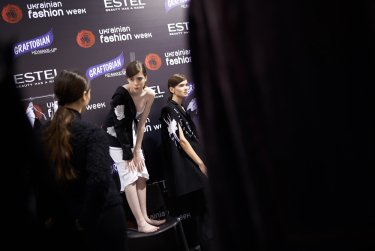 Фото 25 — Ukrainian Fashion Week в разгаре: закулисье, шоу-румы, Андре Тан и Подолян (фото)