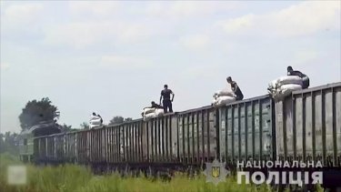 Фото 6 — Полиция накрыла банду из 40 человек, грабившую поезда с углем и селитрой (ФОТО, ВИДЕО)