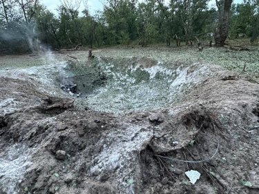 Фото 2 — Российская армия снова атаковала Запорожье: пострадал отель, есть погибшая (ФОТО, ВИДЕО)