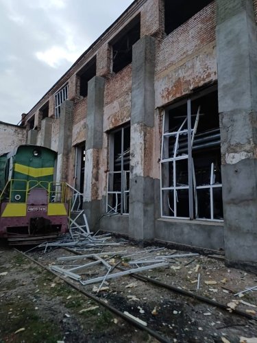 Фото 3 — РФ масовано атакувала залізницю в Полтаві: пошкоджено локомотивне депо (ФОТО)