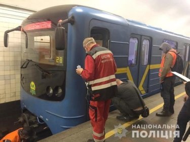 Фото 3 — В Киеве самоубийца бросился под поезд метро, но остался жив (ФОТО, ВИДЕО)