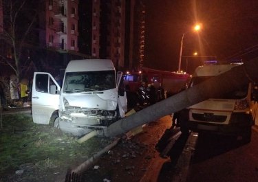Фото 3 — В Запорожье маршрутка врезалась в столб: пострадали 14 человек, водитель сбежал