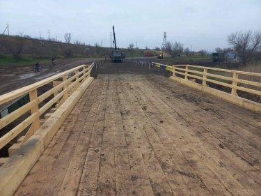 Фото 4 — Під Миколаєвом облаштували тимчасовий міст через Інгул замість підірваного (ФОТО)